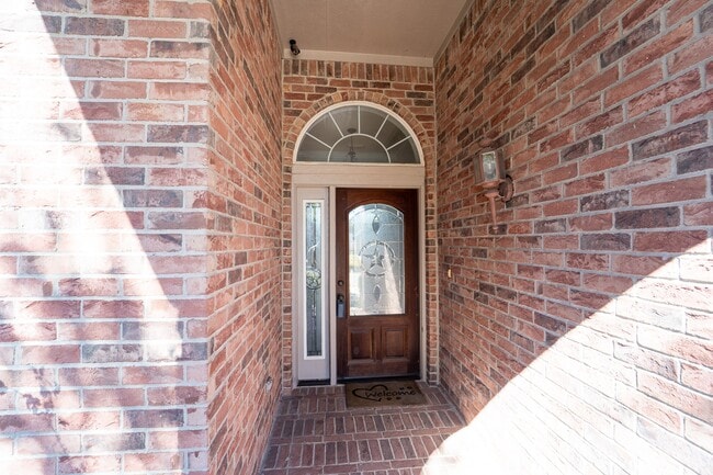 Building Photo - 2910 Sandleigh Dr