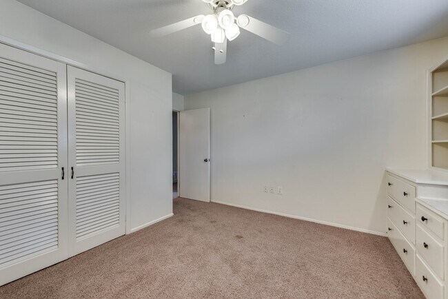 Building Photo - 6209 Glenhaven Dr