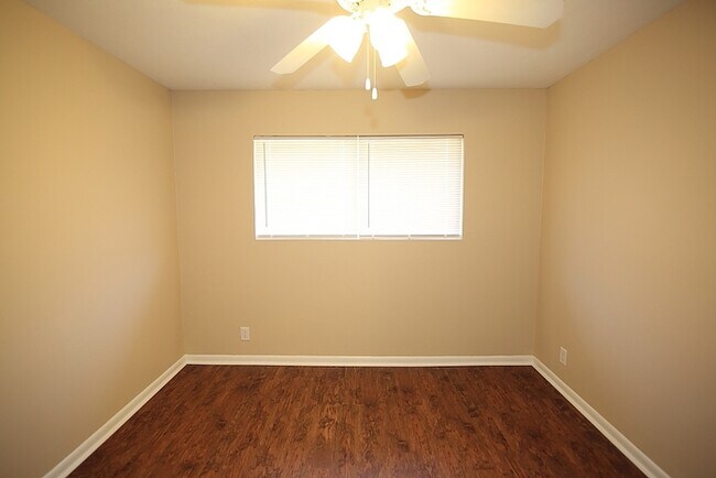 Building Photo - 1219 Lakeview Dr NW