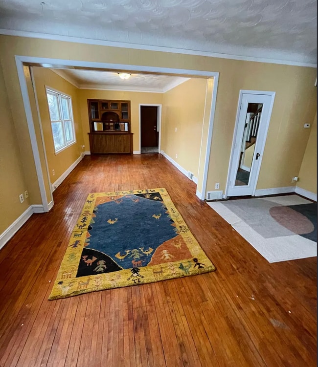 Building Photo - 1345 Arkwright St N