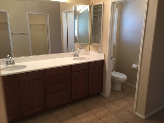 Building Photo - Executive Home!