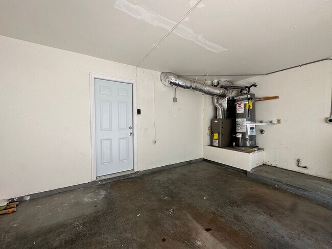 Building Photo - Charming Townhouse in South Coast Metro