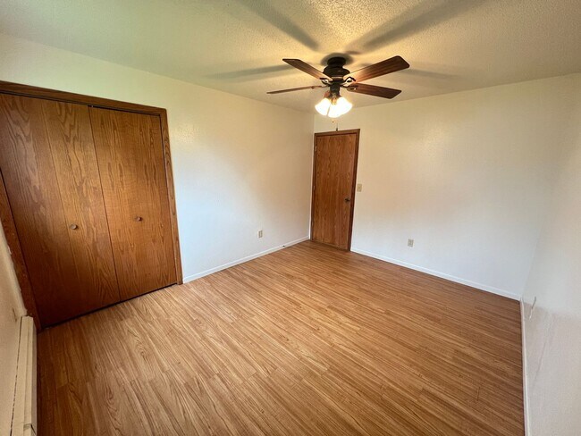 Building Photo - One level living w/ Attached Garage Available July!