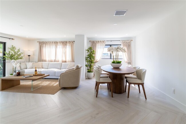 Building Photo - 1420 SW 17th St