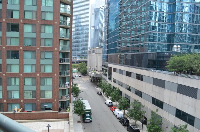 Building Photo - 480 N McClurg Ct