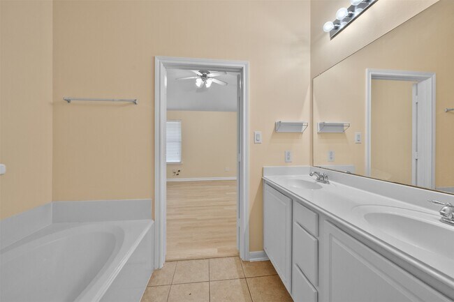 Building Photo - 12119 Lakewood Villa Dr