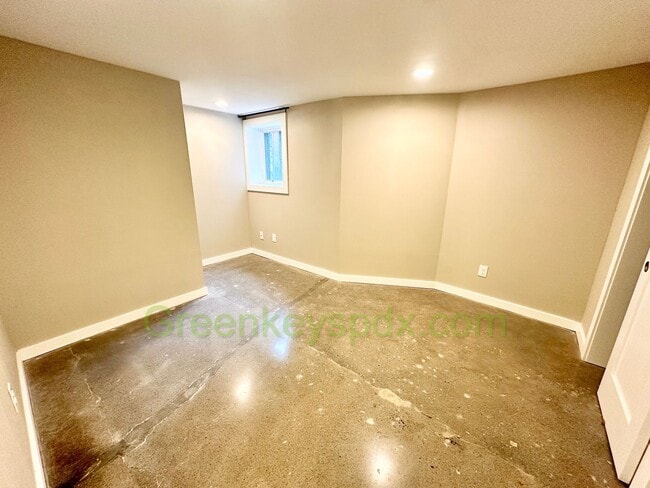 Building Photo - Huge Gorgeous 5 Bedroom 5 Bath Unit in SW ...