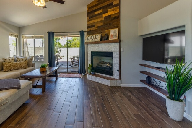 Building Photo - 2730 E Terrace Ave