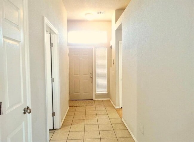 Building Photo - 3301 Buckingham Pl