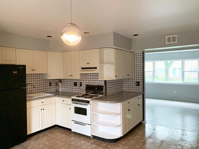 Building Photo - 18 Judson St