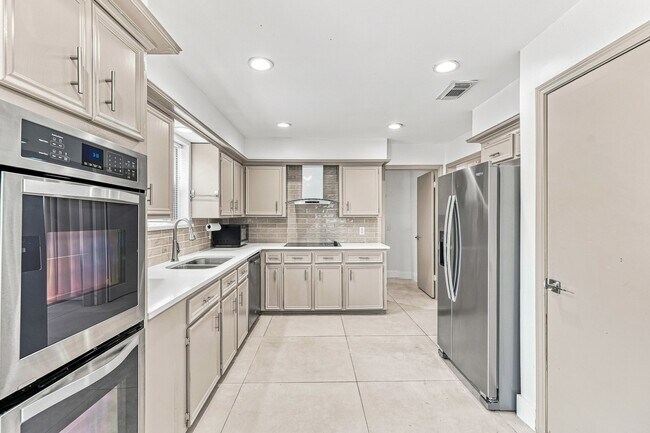 Building Photo - 1135 Trowbridge Dr