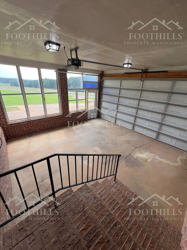 Building Photo - Peaceful Country Living with Stunning View...