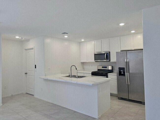 Building Photo - Charming 3-Bed/2-Bath House (Rita Ranch Co...