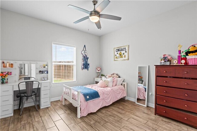 Building Photo - 4 Bedroom | 3 Bathroom | Centrally Located