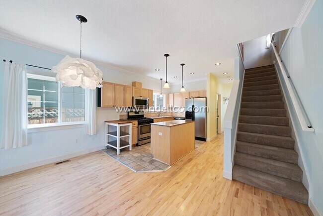 Building Photo - Amazing Eastmoreland Home Near Sellwood wi...
