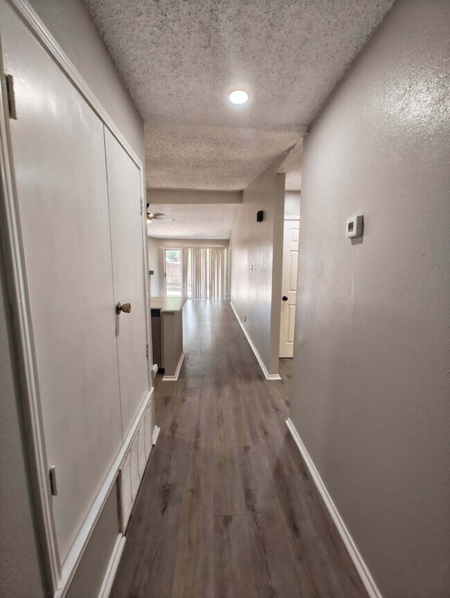 Building Photo - 5512 Lochmoor-