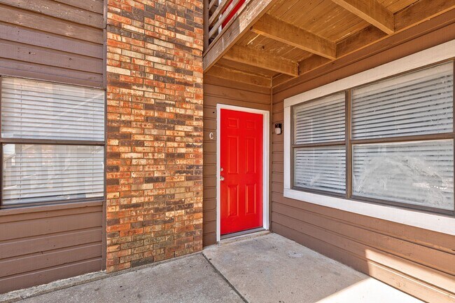 Building Photo - $899 Move In Special - Beautiful 2 bedroom 2 bathroom Apartment with Washer/Dryer hookups