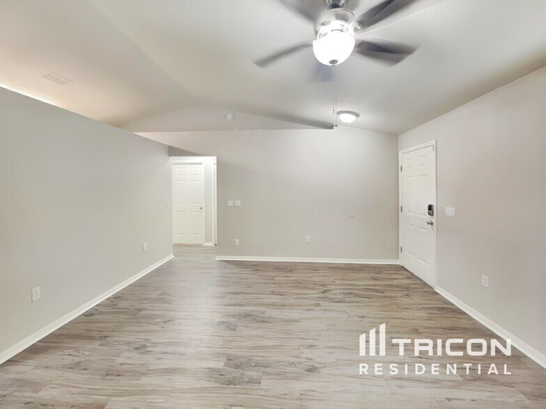 Building Photo - 1090 3rd Ave
