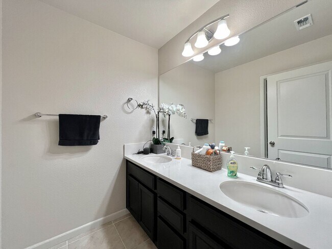 Building Photo - Perfect Family Home in Hollister