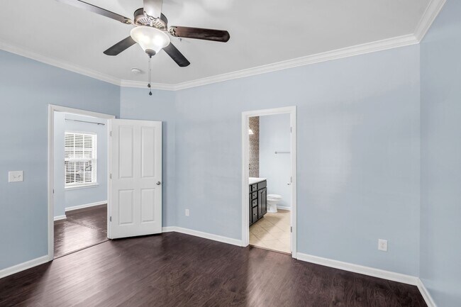 Building Photo - 2031 Hemlock Dr