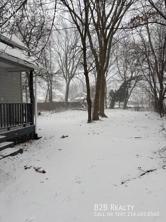 Building Photo - 906 W 22nd St