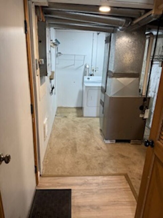 Building Photo - Charming 2BD/1BA Townhome in Burlington’s New North End