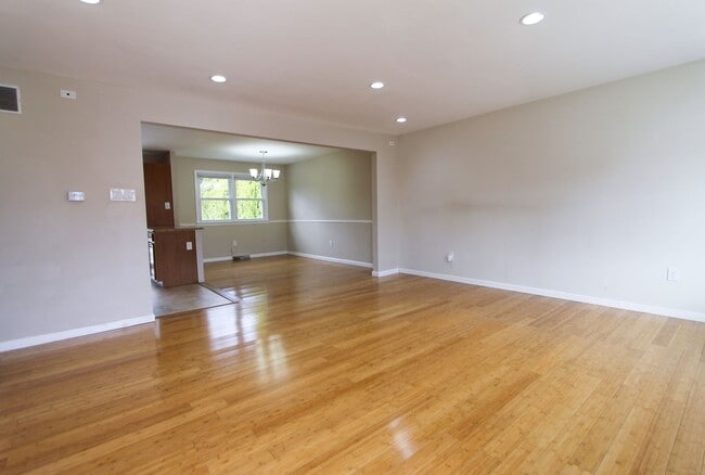 Building Photo - 617 Renz St