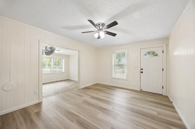 Building Photo - 2113 Silver Lake Dr