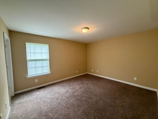 Building Photo - 2 Bedroom 2 Bath Duplex with Garage