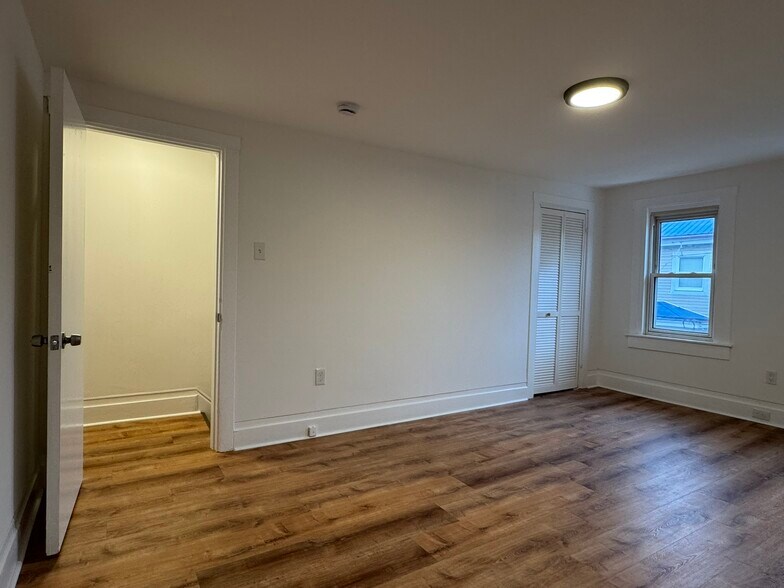 Building Photo - 16 Sycamore St