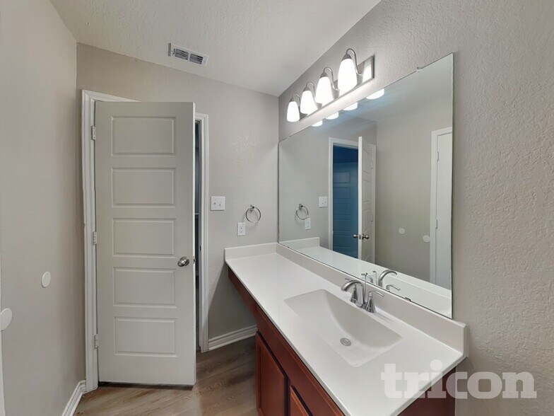 Building Photo - 2631 Green Leaf Way