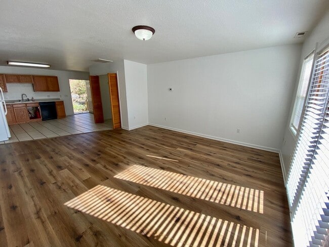 Building Photo - Candler - Two Bedroom updated apartment