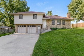 Building Photo - 409 Oakbrook Dr