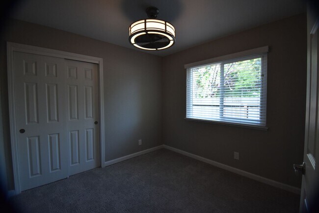 Building Photo - 301 Willowwood Ct