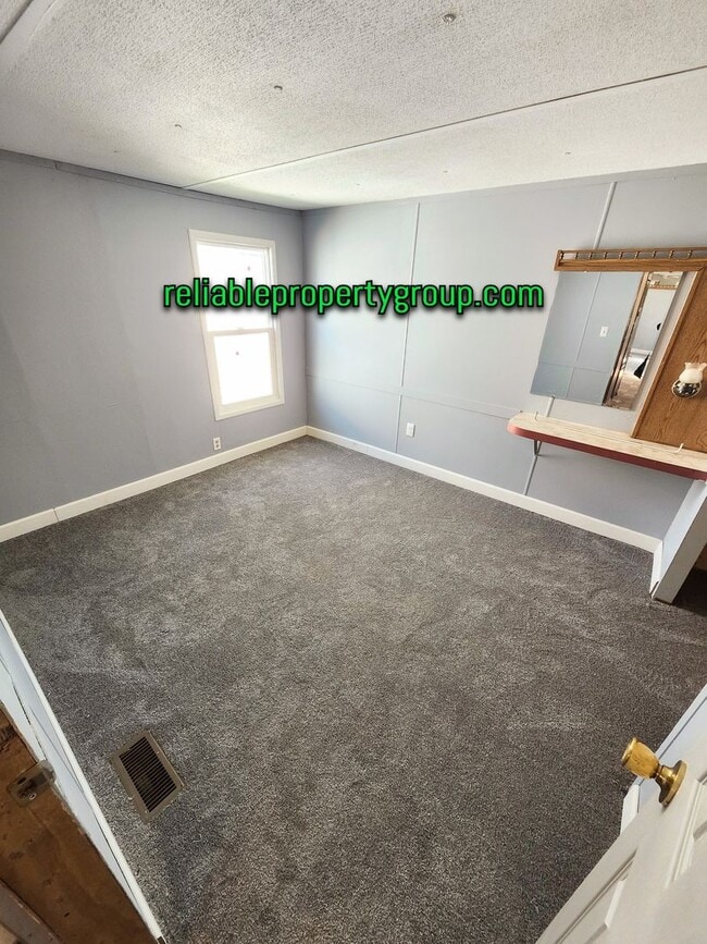 Building Photo - New Listing in Fort Wayne