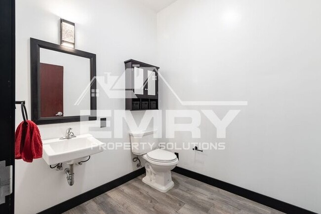 Building Photo - 942 S Gerhart Ave