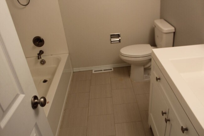 Building Photo - 5265 Golden Ct