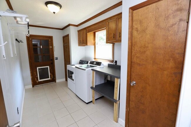 Building Photo - 579 Sierra St