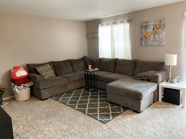Building Photo - Evolve Real Estate: Fantastic Home with La...