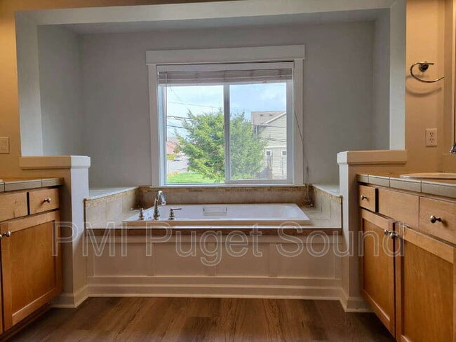 Building Photo - 576 Mount Baker Pl NE