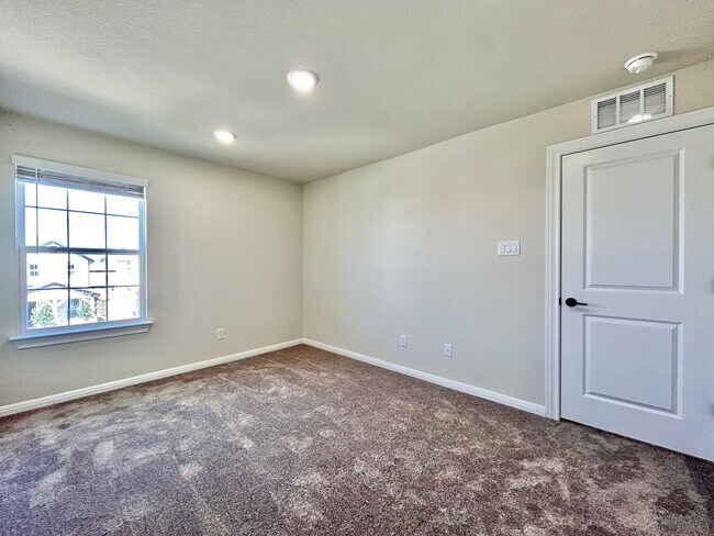 Building Photo - Spacious 4/BR 3/BA Home with Modern Upgrades in Leander