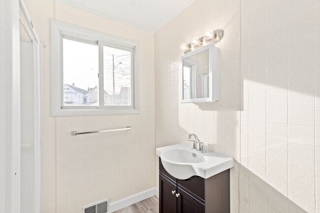 Building Photo - Stunning 3 bedroom home in Ambridge available August 1!