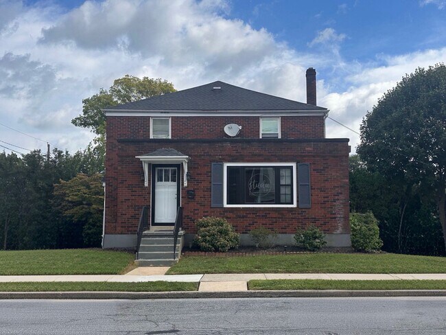 Building Photo - 400 E Maple St