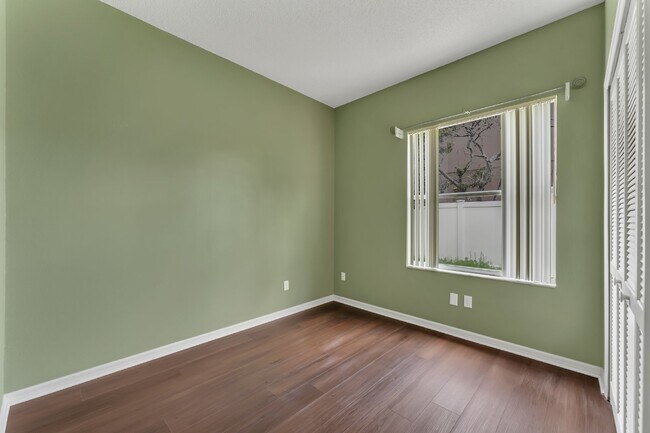 Building Photo - Spacious 6-bedroom, 3-bathroom and pool Tu...