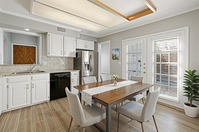 Building Photo - Lovely and Well maintained 2 bedroom & 2.5...