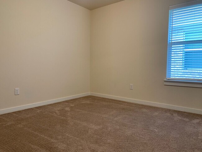 Building Photo - The Perfect Blend of Space & Location – 5 Beds Near Alliance