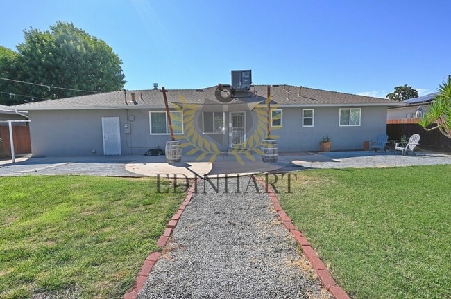 Building Photo - 5568 N Millbrook Ave