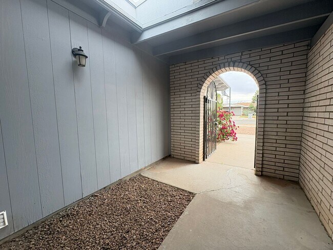 Building Photo - EASTSIDE HOME WITH A SWIMMING POOL
