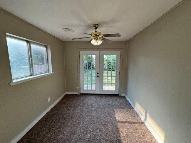 Building Photo - 3 bed, 1 bath home for rent in Moore near Santa Fe and NW 27th Street, New paint, and flooring!
