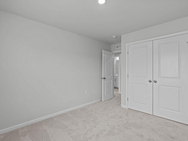 Building Photo - 3BR Like-New Townhome – GREAT PRICE - Community Pool/Playground